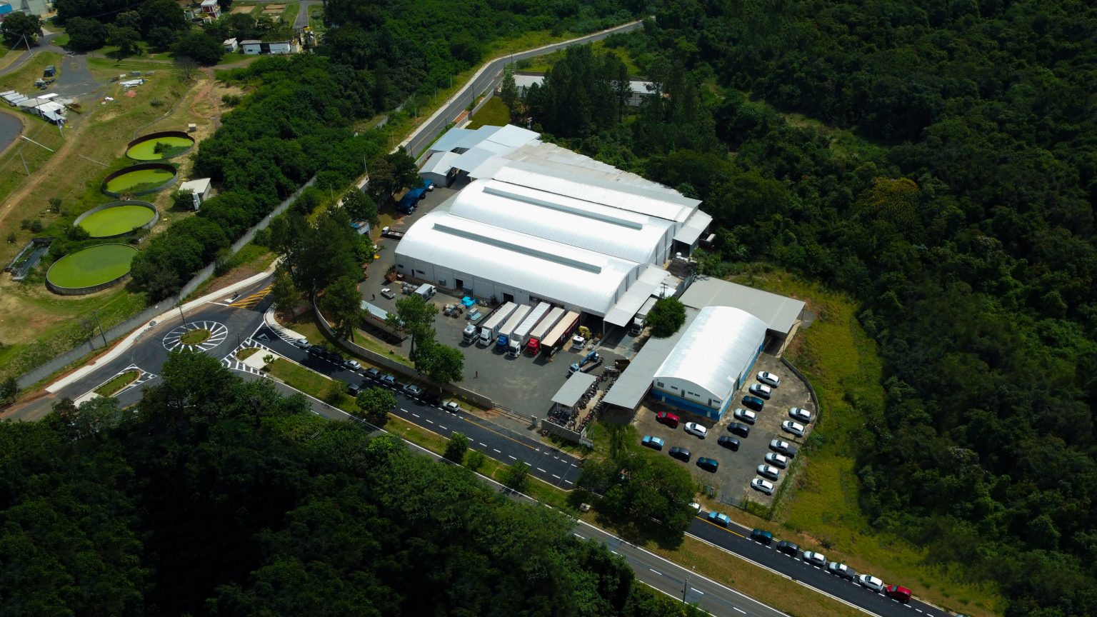 Operação logística eficiente com porta-paletes FATTO