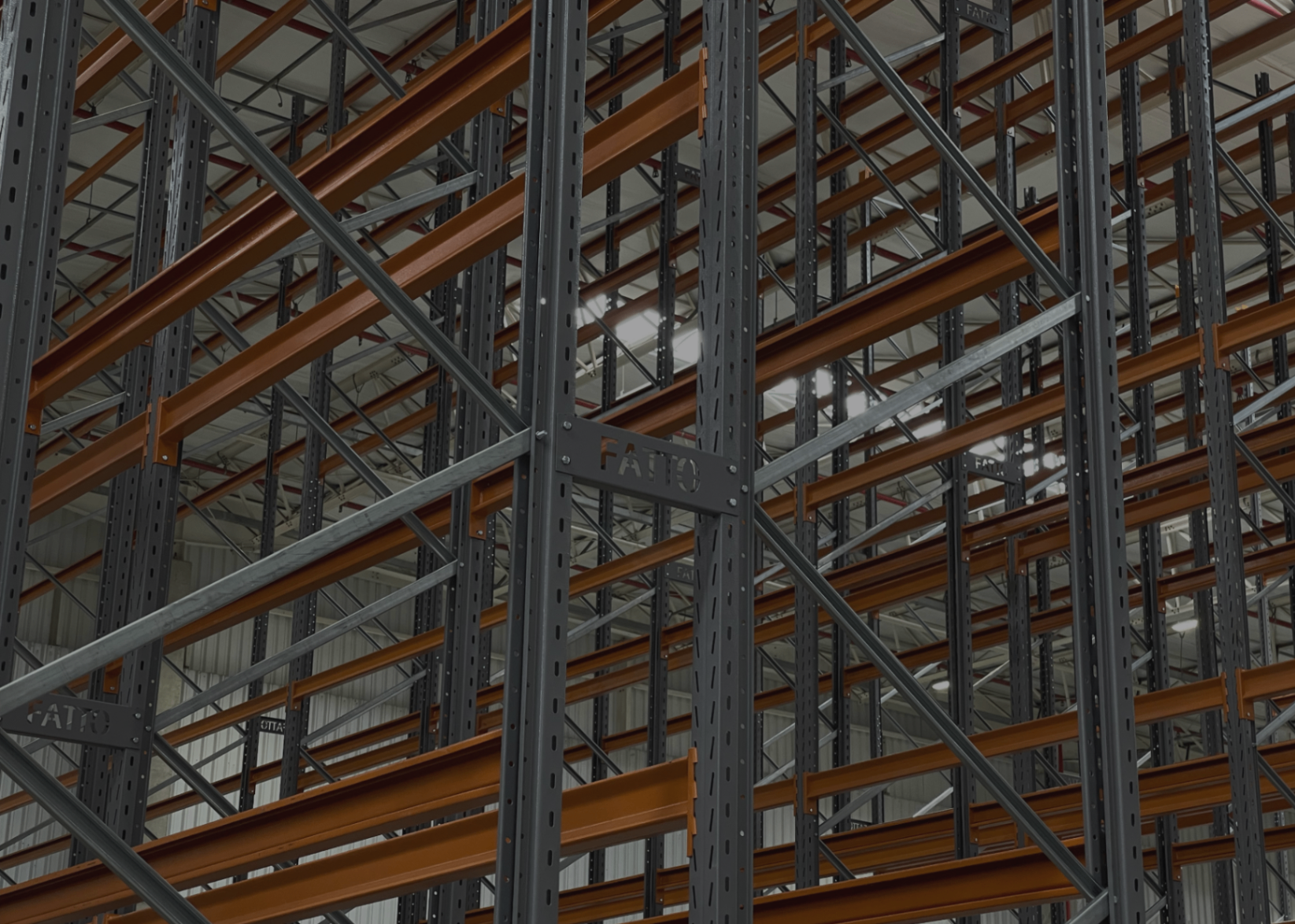 Galpão com estrutura porta-paletes organizada